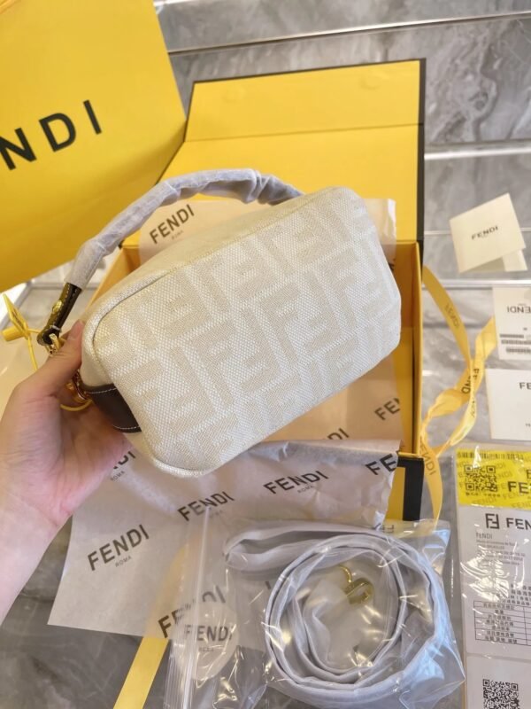 C666E2FF-FF65-AB7C-D40B-B850C4E549A1.jpg Baguette Bag