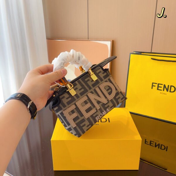 CC4C9D56-B3D0-725B-C3B9-2A9CEE7B0CFD.jpg Fendi By The Way Mini
