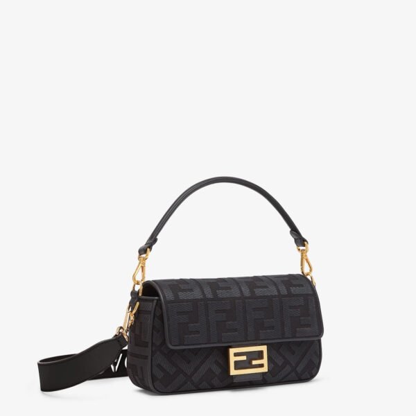 CCF5F34E-2CF5-84F7-5053-70B96E1B97CC.jpg Fendi Baguette Medium
