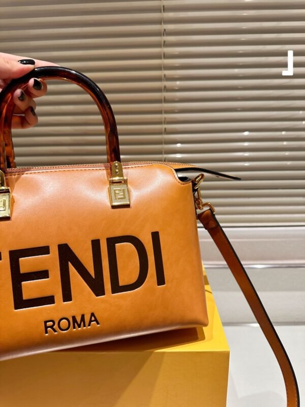 CD9802CD-E63C-E47C-08C5-DB8ACF2E5EC6.jpg Fendi By The Way Medium - White