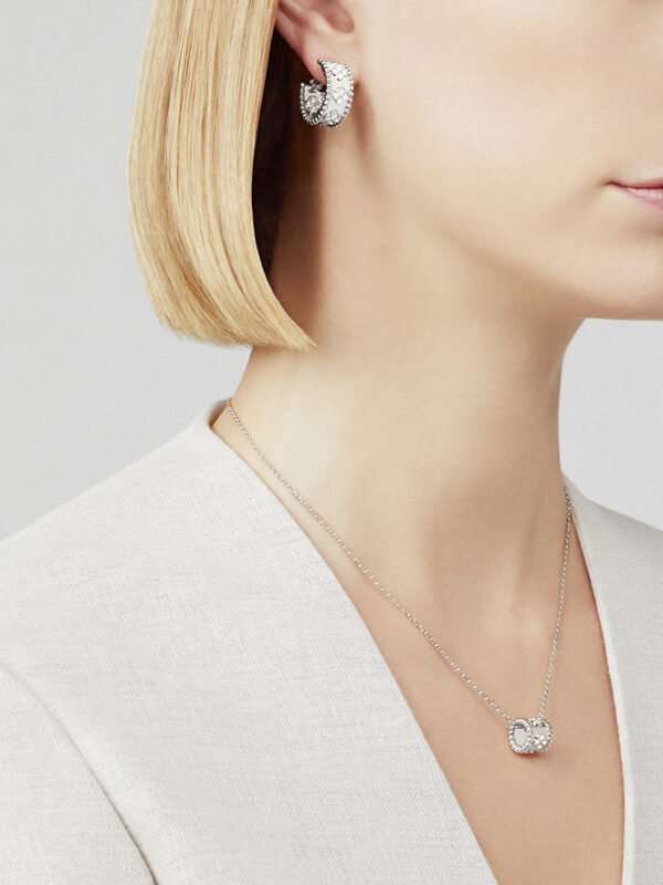 D01BDAEE-DA13-AC47-65F3-0CC0EA388E2A.jpg Perlee clovers pendant