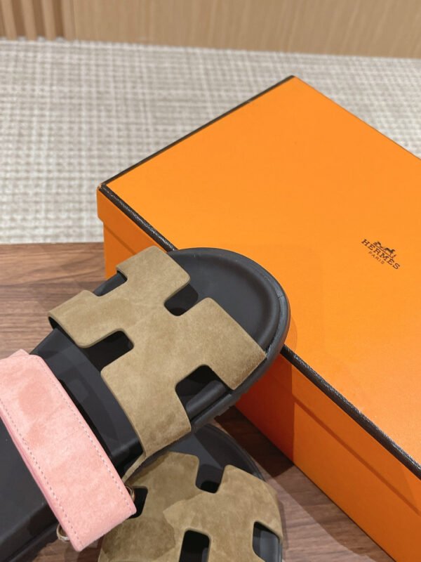 D237FD42-3C6F-7DF8-0081-4D2D56F6C57B.jpg Hermes Unisex Chypre Sandal