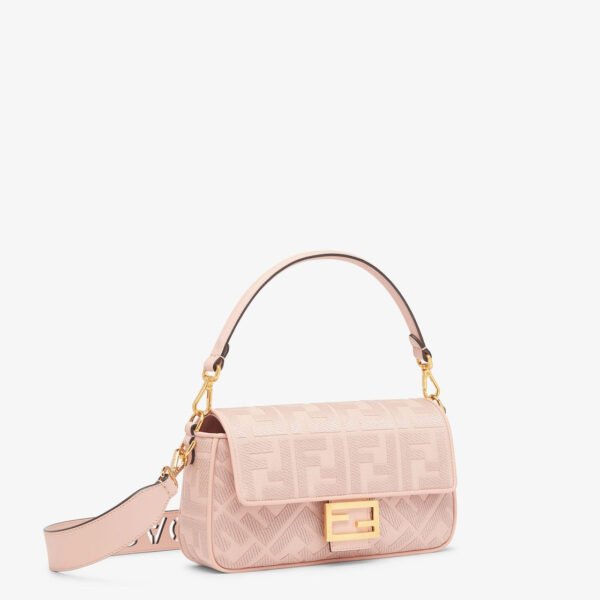D28BB33E-6A52-2B82-D96A-1B0388CC5F67.jpg Fendi Baguette Medium