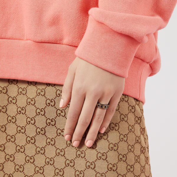 Icon ring with gemstones