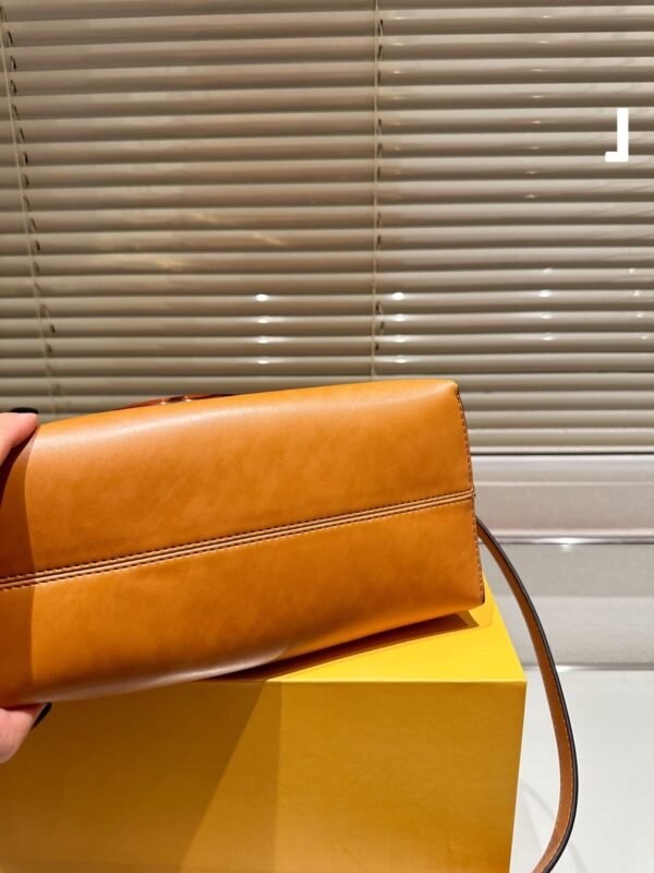 D4375B7C-61C3-F904-6AEA-D48A6855867A.jpg Fendi By The Way Medium - White