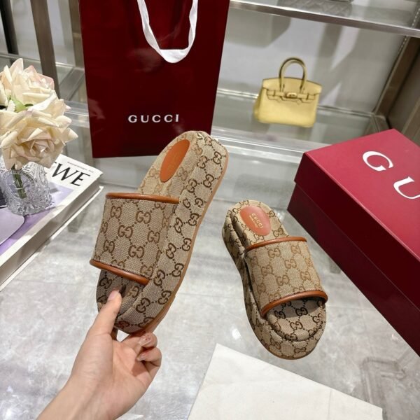 DA611E2B-9545-F1D5-83E5-FCD845994412.jpg GUCCI Women's Platform Slide Sandal