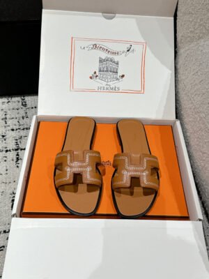 DC5B4EE6-6FFD-5B53-FC28-0E6CBD36E71F.jpg Hermes Women's Oran Sandal
