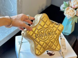 DECEFA43-4506-18BF-226D-8A871CE0C463.jpg Leather handbag - Gold