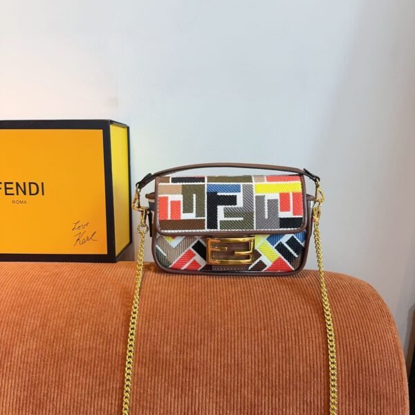 E12A1F7B-8521-7F19-CC3B-2A1D99790F20.jpg Fendi Baguette Mini