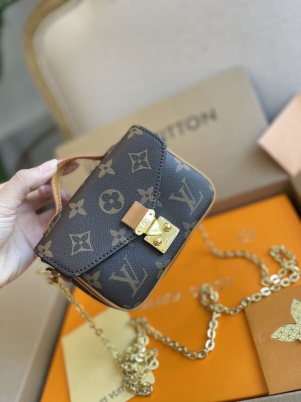 E395F821-ACFB-77FD-7811-29BFAA1C27F1.jpg Louis Vuitton MICRO MÉTIS Chain Bag M81267