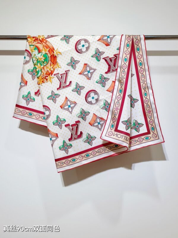 E8C33D73-493B-B1FD-862C-3BA4F17CE438.jpg Monogram LV Locks Square 90 M79939