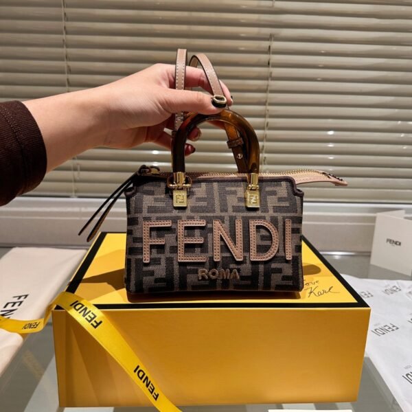 F42BAC8C-BF22-2B0F-F073-B6A17FC01588.jpg Fendi By The Way Mini