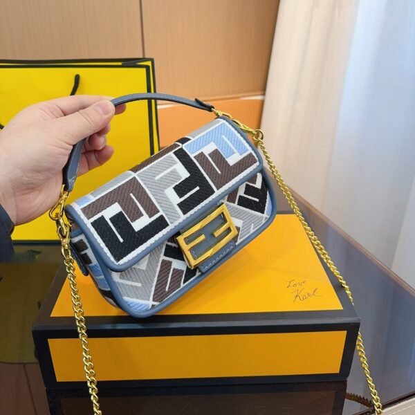 F5141B0A-3AA3-DB9A-4336-518D787640DE.jpg Fendi Baguette Mini