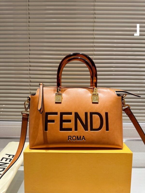 F8FEEF81-374E-7EDB-CD14-2CD41ED7DB46.jpg Fendi By The Way Medium - White