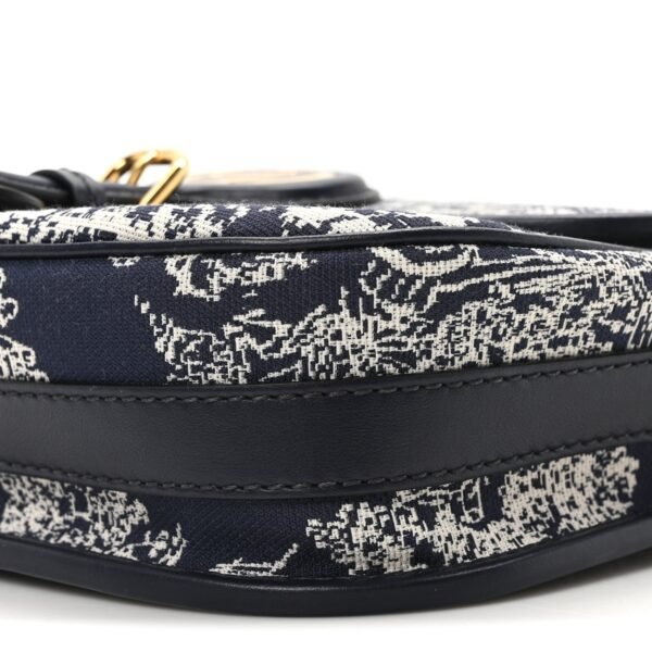 4323c48241fabbf38f8d4260f3ede1e8.jpg Canvas Toile de Jouy Reverse Embroidered Medium Bobby Flap Blue