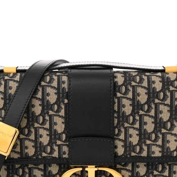 c3b2ca96085b5bb8becccb6e1b57fcf5.jpg Oblique 30 Montaigne Flap Bag Blue