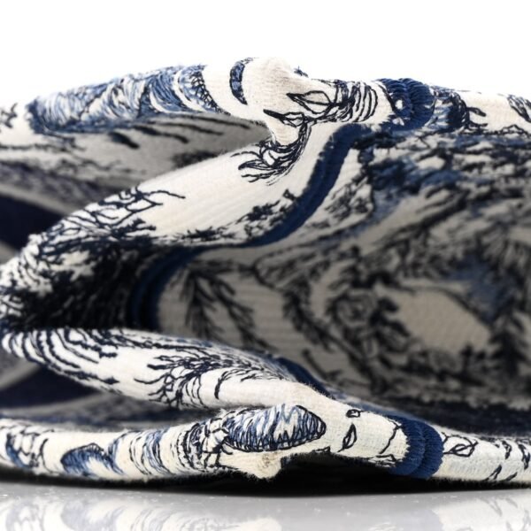 fa3b375644036ea0f2b2b2c317e7e852_35c2bc63-cfaa-4b25-9627-d0c98e46e295.jpg Canvas Embroidered Medium Toile De Jouy Soleil Book Tote Blue