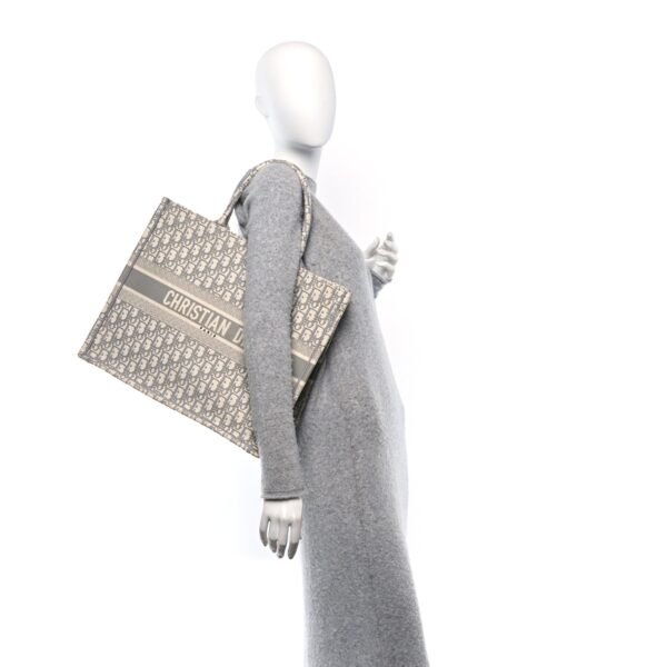 fd1d9966532c0ee0d79e6d9661dd5fcc.jpg Oblique Large Book Tote Grey